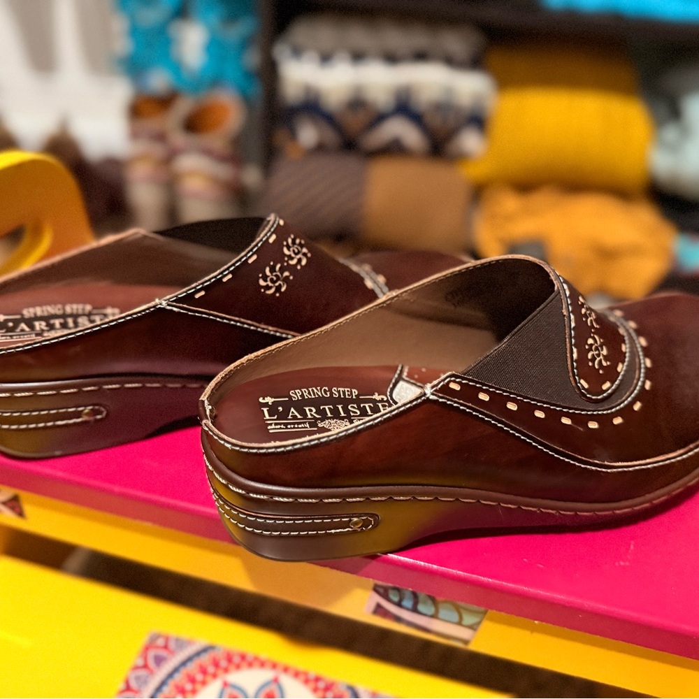 L'ATISTE Women's Brown Mules with Stitch Detail - Picture 2 of 7